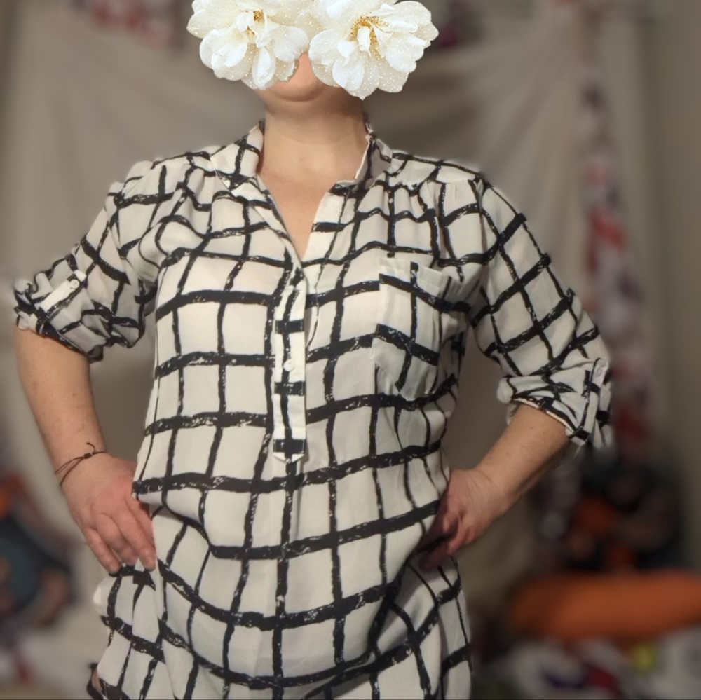 Windsor black and white striped top blouse, hatched pattern, retro, k-pop